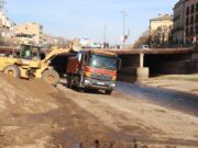 Retiren 530 tones de sediments acumulats en els últims 20 anys a la plaça de Catalunya de Girona