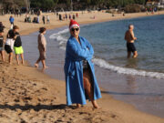 Centenars de persones comencen el 2026 amb un bany a la platja de Sant Feliu de Guíxols
