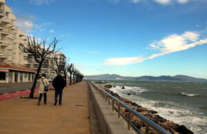 La ventada frega els 170 km/h a l’Alt Empordà i talla sis carreteres a la demarcació de Girona