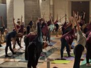 Ripoll s’omple per una classe de ioga solidària contra el càncer